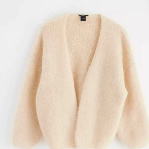 Beige stickad kofta  - Mysig beige stickad kofta från Lindex . Den har en öppen design utan knappar och långa ärmar. Perfekt för kyliga dagar och ger en avslappnad look. 🧶✨