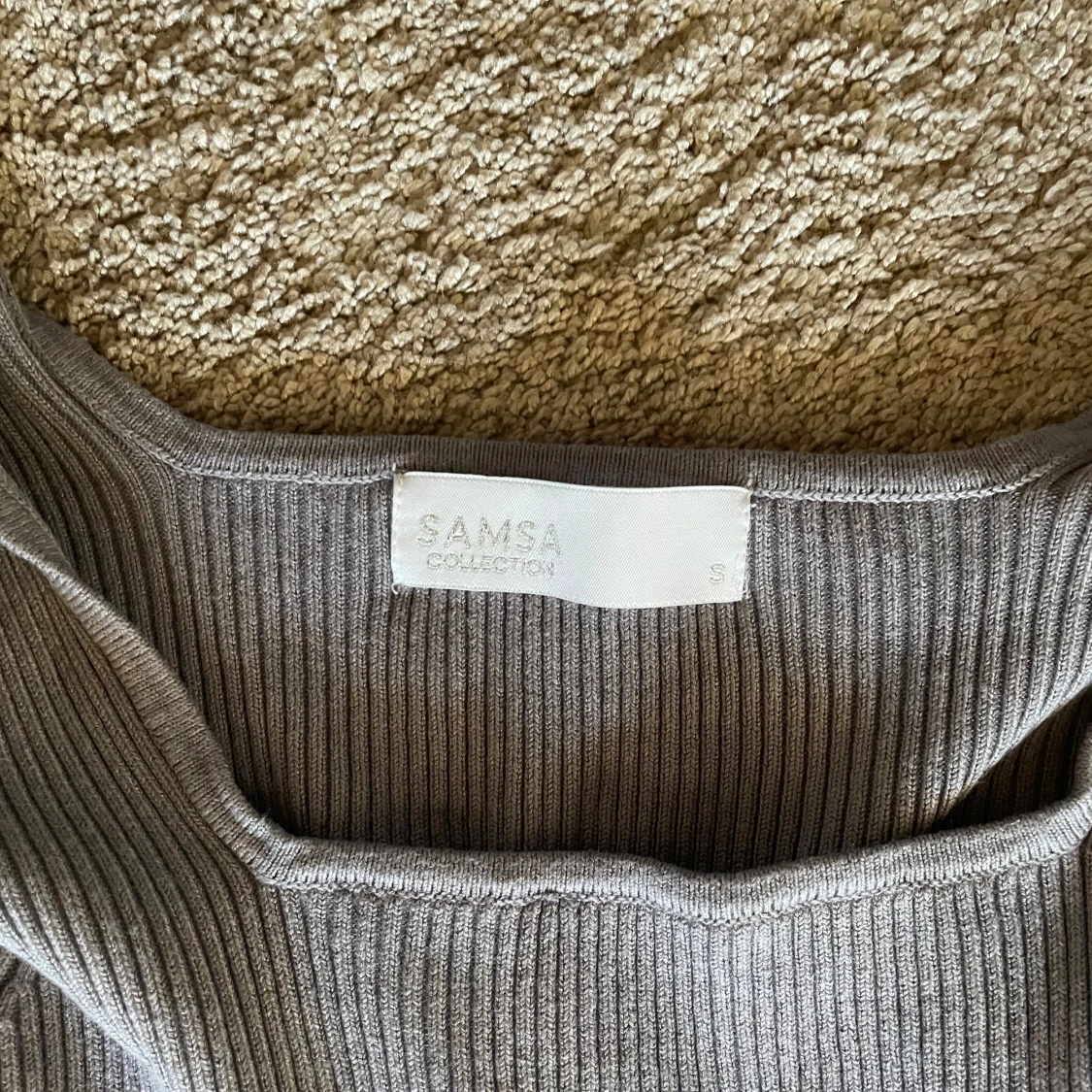 Grå ribbad topp från Samsa Collection - 2