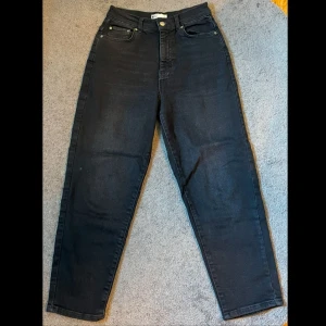 Black mom jeans / svarta momjeans - Svarta mom jeans i storlek M/36, ungefär ankellängd, innerbenslängd cirka 62cm, hyfsat oanvända