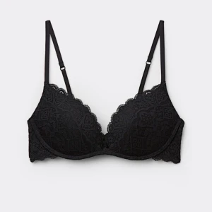 Svart spets-bh - Elegant svart bh med spetsdetaljer och justerbara band. Säljer då den är för liten för mig! ALDRIG ANVÄND, men har dragit bort lappen💞