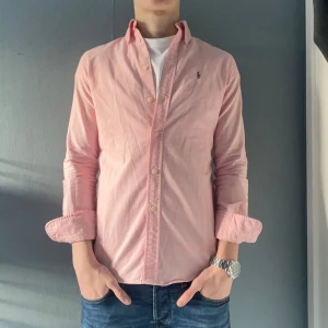 Ralph Lauren skjorta - Säljer denna riktigt snygga skjorta från Ralph Lauren i storlek XS. Perfekt nu när våren närmar sig! Passar dig som är ca 155-170cm. Hör av dig vid frågor och funderingar!