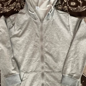 Grå och ljusblå hoodies med dragkedja - Helt ny har använt några gånger max 2 gånger behöver inte dem längre vill få bort den inga skador