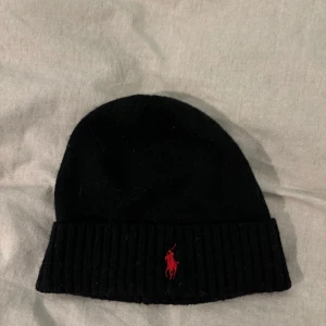 Svart mössa från Ralph Lauren - Ralph lauren mössa som knappt är använd. Priset är ej hugget i sten. Hör av er vid frågor 