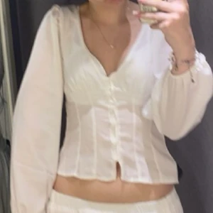 somrig vit blus - så fin somrig blus som jag tror är köpt på bikbok, den har haft två hål i sidan som har blivit lagade (sista bilden). den är perfekt för lite varmare väder. storlek xs. ❤️