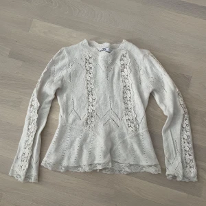 Vit blus från Zara  - Säljer en super söt vit blus från Zara som inte tillverkas längre med vackra spetsdetaljer. Står att det är M, men skulle säga att den passar bättre på S eller XS