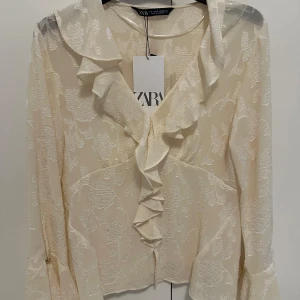 volangblus - volangblus från zara med lappen kvar 💕