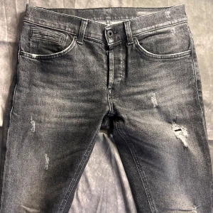 Dondup george slim fit jeans med slitningar  - Mycket fint skick |Size 30 men vi rekommenderar dig som i vanliga fall har W29/28 | Nypris 3000 vårt pris 1199 | fraktar spårbart inom 24 timmar med PostNord eller instabox 