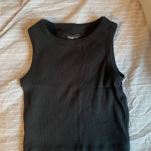 Svart och beige linne  - Svart och beige linne. Det beiga linnet är från HM och är i storlek m, men passar lika bra som både s och xs. Det svarta linnet är från even&odd i storlek s, men passar även xs. Båda är helt oanvända och är i väldigt fint skick. 