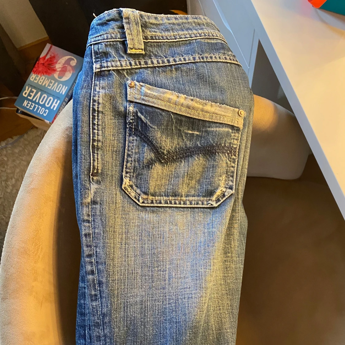 Blå jeans med slitningar