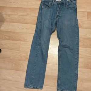 Blå jeansbyxor Chris/Relaxed - Säljer ett par klassiska blå jeansbyxor i modellen Chris/Relaxed. De har en avslappnad passform med fem fickor och knappgylf. Perfekta för en casual look.