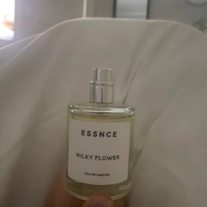 Milky flower - Lite använd, som ni ser på bilden, väldigt god vardagsparfym! 