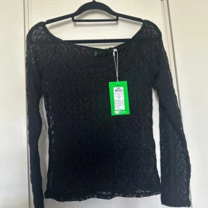 Spetstopp svart - Svart spetstopp. Aldrig använd Strl XL men pallas M-XL beroende på hur man vill att passformen ska vara.