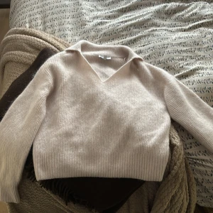 Ljusrosa stickad tröja   - Supersöt tröja från &otherstories i storlek S som är ljusrosa/beige, endast använd 2-3 gånger och är inprincip i nyskick. Mysig höst tröja som är v-ringad och har krage!🤗 