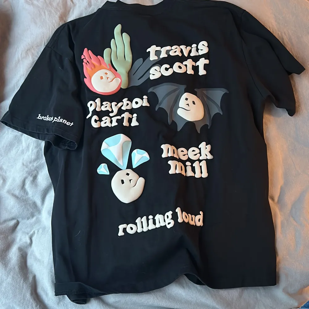 Köpt av en reseller då den enadst såldes på rolling loud Storlek L passar L/M. T-shirts.