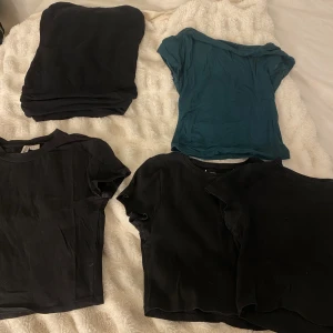 Toppar  - Säljer dessa toppar, antingen allihop för 60 eller 20 kronor styck. Alla är i fint nästan oanvänt skick. Storlek M-L men de sitter mer som S-M, passar nog även L då de är stretchiga.   Skriv för fler bilder! 🩷 