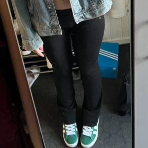 Yoga pants - Yoga pants från Nelly storlek S, har gått sönder jätte lite upp vid ena sömmen men inte så att det är ett hål. Super sköna och långa är 170 och dom går över skorna. 🤩