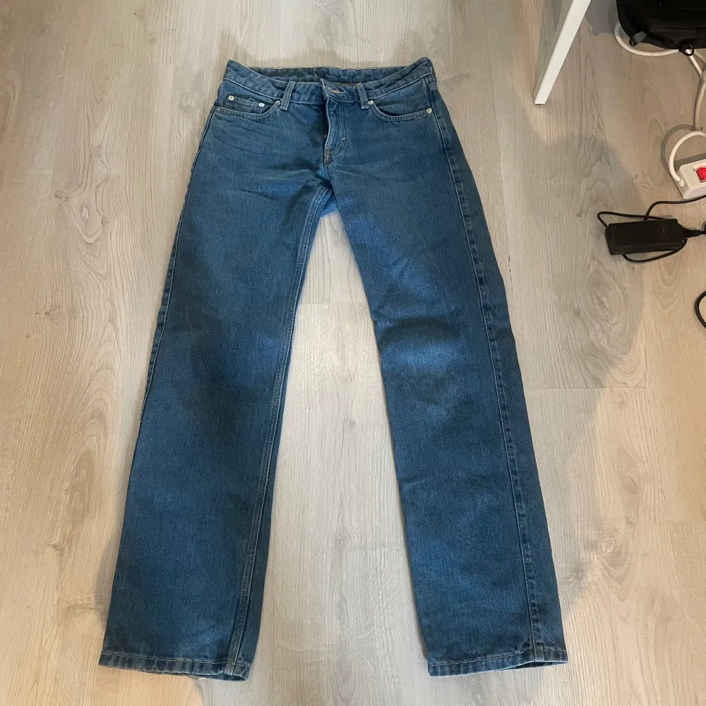 Lågmidjade jeans från Weekday i modellen low arrow, använda typ 3 ggr, köpta för 590! Skriv om ni har frågor eller vi ge andra prisförslag . Jeans & Byxor.