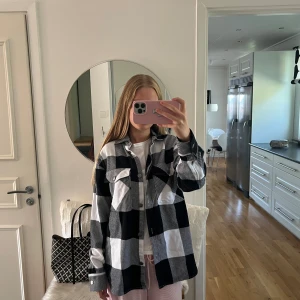 Rutig jacka - Rutig flanelljacka från Gina Tricot. Jackan är helt oanvänd och passar som vår- och sommarjacka. Den är normal i passformen och stänges med knappar. Aldrig använd utan har endast hängt i garderoben. Hör av er vid fler frågor!