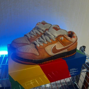 Nike Dunk Low Orange Lobsters - I helt ok skick men finns slitmärken. Annars väldigt fina. Box medföljer och nypris är 8000kr. Pris kan diskuteras