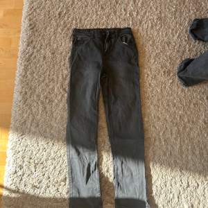 Lee jeans i storlek 14-15 år. Kan passa vuxna beroende på längd osv. Använda fåtal gånger, skick 9/10! Slim Fit.