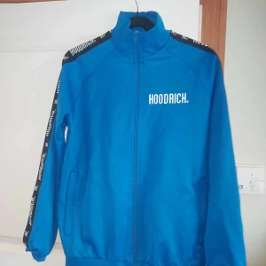 Hoodrich dress  - Bra skick 7/10 storlek Xs men passar även S 700 för både byxor och tröja 400 för ett av plaggen
