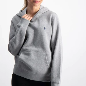  Ralph lauren hoodie - Jätte snygg! Använd bara typ 2 gånger men tycker inte jag passar i den, den är från kidsbrandstore och är i storlek 14-16 år. jag skulle säga 164 typ , nypris runt 1000