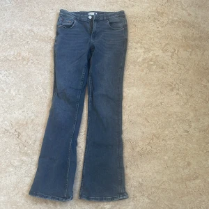 Low waist jeans  - Low waist, knappt använda, Gina Tricot, bra passform, bootcut, grey jeans