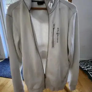 Hej säljer nu min sail racing zip hoodie som jag knappt använd, den är i bra skick 9/10. Nypris 1500kr