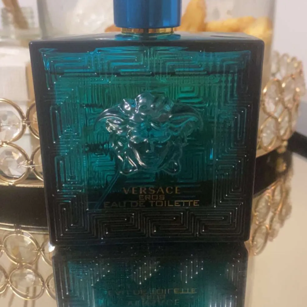 Säljer en versace eros i stolen 200 ml som är nästan helt full saknar ksk 2-5 ml max ny pris ligger på ca 1200. Parfym.