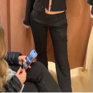  kostymbyxor - Säljer för ska köpa ett par nya, använt några gånger men fortfarande i bra skick💕 Byxorna har slits där nere