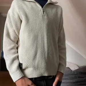 Tjena säljer nu min Calvin Klein half zip för att jag inte längre använder den. Den är storlek 12 vilket motsvarar 160-170 cm. Skicket är 9/10. Den är äkta. Om du e intresserad är det bara att höra av sig. Köparen står för frakt, MVH Hedlings Closet.