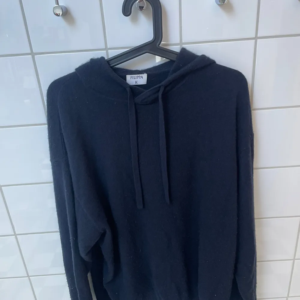 Säljer en mycket fina Kashmir tröjan från Filippa k i storlek m. Hoodies.