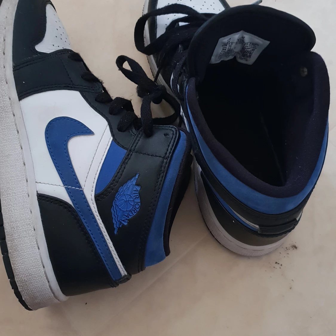Nike Air Jordans i svart, blå och vit - 92