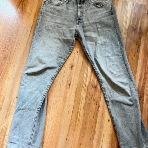 Gråa Jack&Jones Jeans - Ett par gråa jeans från jack&jones passform chris/loose Storlek 32/32