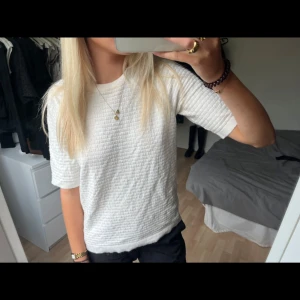 Stickad tshirt - Säljer denna ”stickade” tshirt från kapphal då den är för stor för mig!💓 tror inte den finns kvar på hemsidan längre Vit/creme vit 
