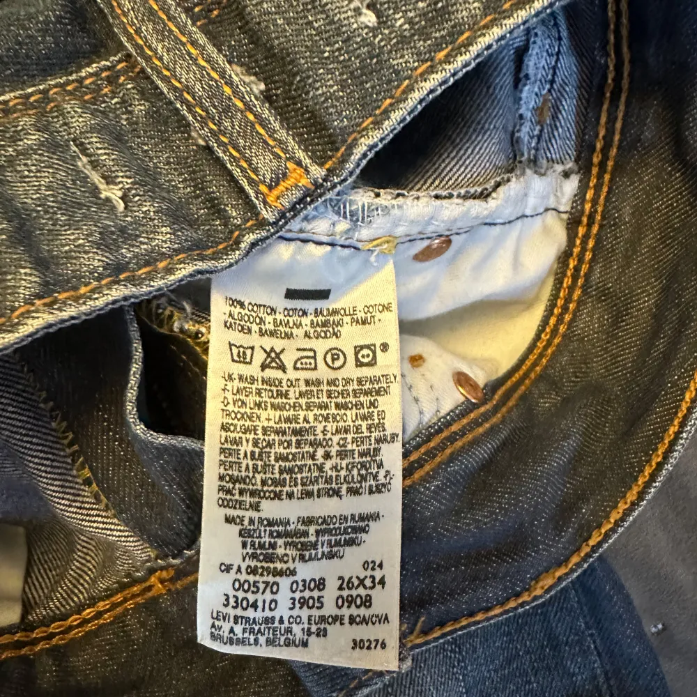 Levis bootcut, low waist jeans! Fint skick nästan oanvända! Pris går att diskutera, men går efter bud. Storlek 26x34. Jeans & Byxor.