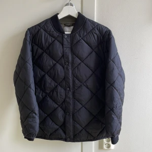 Svart filtjacka från Zara - Svart snygg filtjacka perfekt under hösten som aldrig använts. Storlek 164.