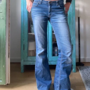 Jeans - Säljer dessa ursnygga jeans från Lee. Är 171 cm lång⭐️