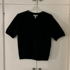 Stickad t-shirt  - Säljer denna jätte fina stickade kortärmad tröjan från hm, den är lite nopprig men annars i bra skick, hör gärna av dig vid frågor och funderingar💕