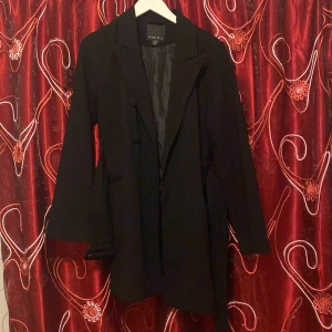 Dam kappa - En jättefin Amisu kappar för kvinnor i storlek EU 40. Sparsamt använd nästan ny.