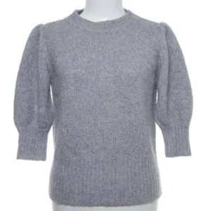 Grå stickad tröja  - En stickad tröja perfekt att ha över ett linne eller bara som en mysig tröja 💓 Använd flertal gånger, vet inte orginalpris men tror inte den finns kvar på hemsidan. Tröjan har puffiga ärmar! Passar s också