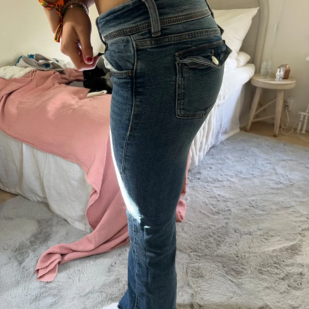 Jätte fina jeans från Gina i storlek 158cm och 34 i midjemått! Super bra skick då jeansen bara kommit till användning några gånger. Tyvärr har jag växt ut dom❤️ . Jeans & Byxor.