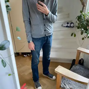 Tja! Säljer en otroligt snygg cardigan från Filippa K. Storleken är XL med sitter som en medium i storleken. Passformen är slim fit och därmed känns storleken mindre.  Nypris: 1500kr Mitt pris: 349kr . Inga defekter