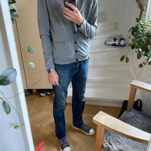 Filippa K Cardigan - Tja! Säljer en otroligt snygg cardigan från Filippa K. Storleken är XL med sitter som en medium i storleken. Passformen är slim fit och därmed känns storleken mindre.  Nypris: 1500kr Mitt pris: 349kr . Inga defekter