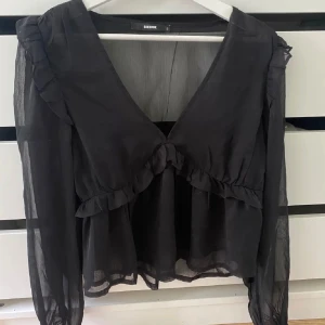 Blus/ festtopp - Blus i mycket fint skick! Använd 1-2 ggr! Första bilden är lånad 
