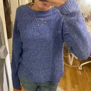 Blå stickad tröja  - Superfin blå stickad tröja ifrån vero Moda. Jättebra skick och inga defekter förutom att den är lite nopprig. Jättefin blå färg. 