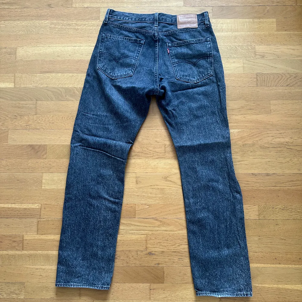 Svarta faded Levi’s jeans, rak passform, storlek W32 L34, minimalt slitna längst ned vid hälen (pris kan diskuteras). Jeans & Byxor.