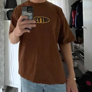 T-shirt - District fortysix - Oversized brun t-shirt från District fortysix  Skick- 8,5/10 (använd fåtalet gånger) Nypris 499 kr