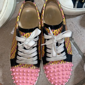 Intressekoll Louboutins - Så gulliga och coola louboutins som jag tyvärr inte använder så mycket så skriv om ni är intresserade🩷 nästan som nyskick!!