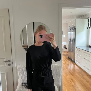 Volang topp - Helt oanvänd långärmad topp med volang vid midjan. Inköpt på Gina Tricot för cirka två år sedan. Säljes på grund av att den aldrig kommit till användning. Hör av er vid fler frågor!